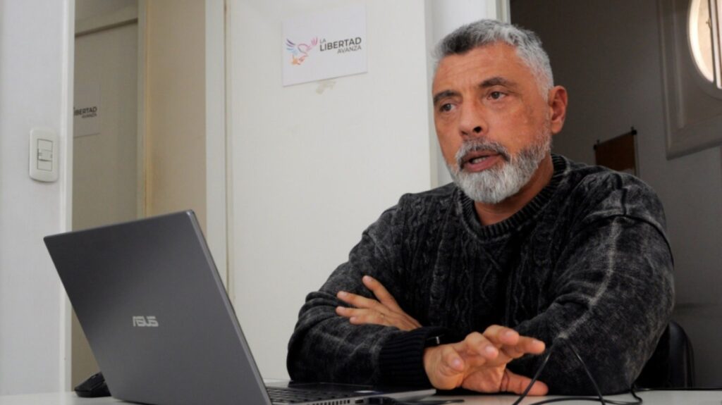 El concejal de La Libertad Avanza, Carlos Alonso, cuestionó el veto de Milei que canceló el Fondo de Emergencia para Bahía Blanca.