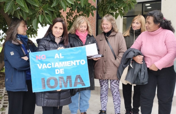 Afiliados de Olavarría protestando contra la situación del IOMA.