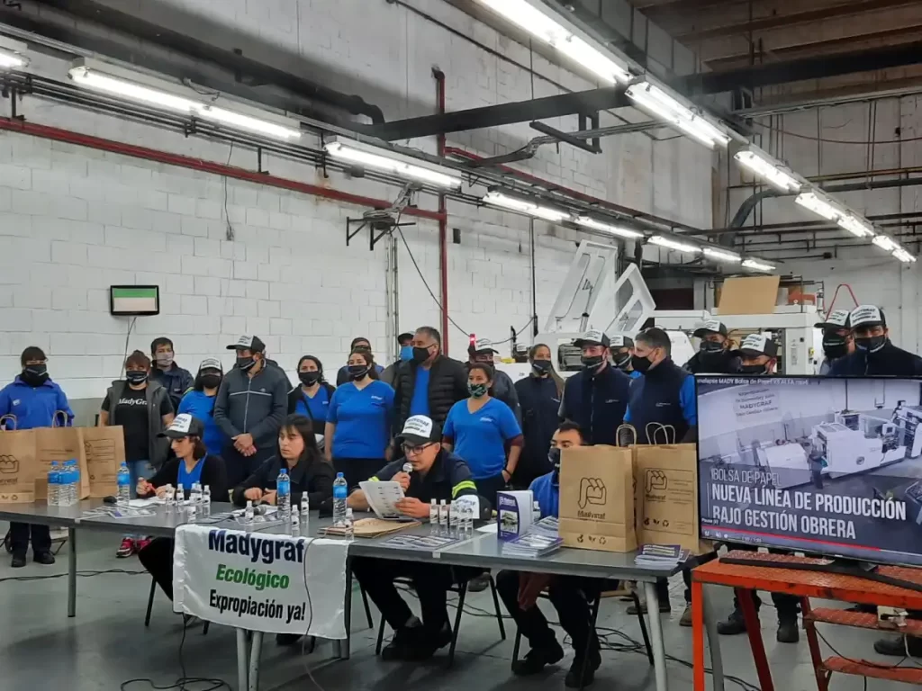 Durante la pandemia, los trabajadores de Madygraf reconvirtieron la planta para producir sanitizantes, barbijos y mascarillas. 