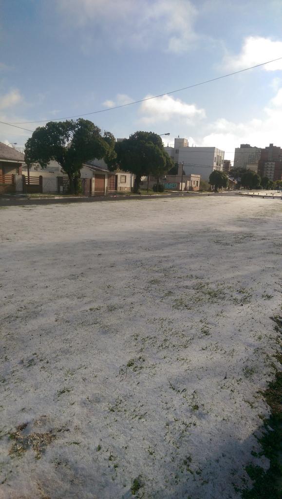 Una intensa ola polar sorprendió este fin de semana a buena parte del país y dejó a su paso un fenómeno meteorológico poco frecuente, que incluyó la caída de nieve.