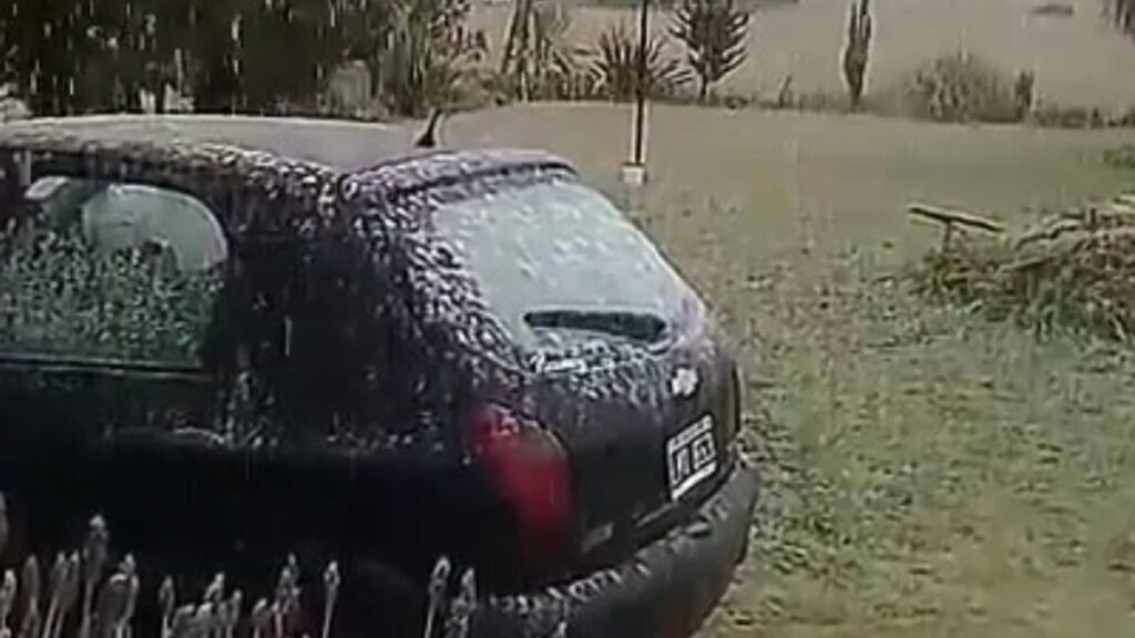 Una intensa ola polar sorprendió este fin de semana a buena parte del país y dejó a su paso un fenómeno meteorológico poco frecuente, que incluyó la caída de nieve.