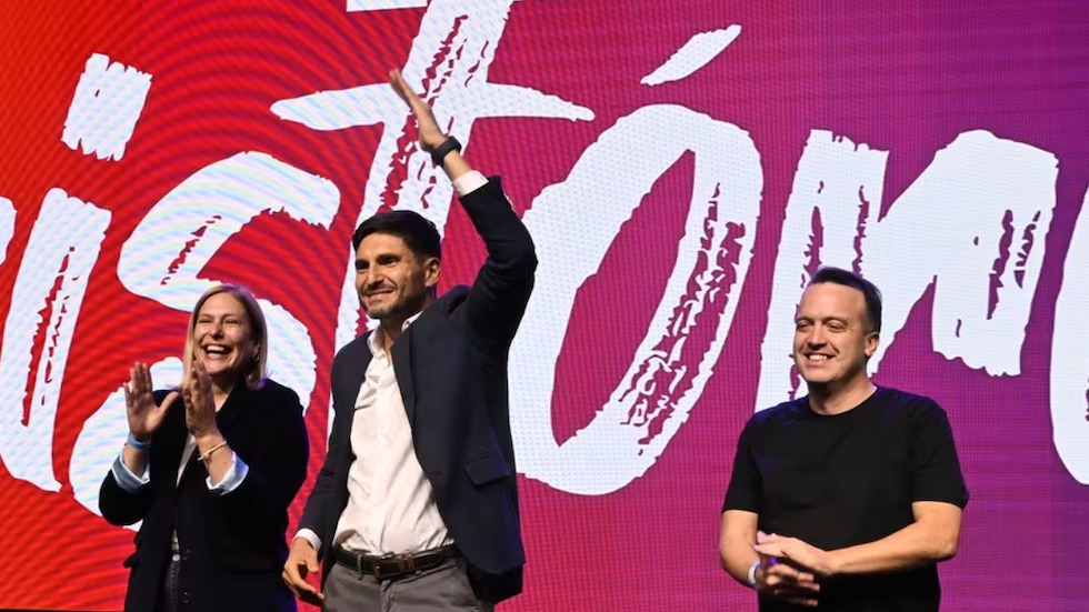 El gobernador de Santa Fe, Maximiliano Pullaro, celebró el triunfo del oficialismo junto a sus candidatos locales.