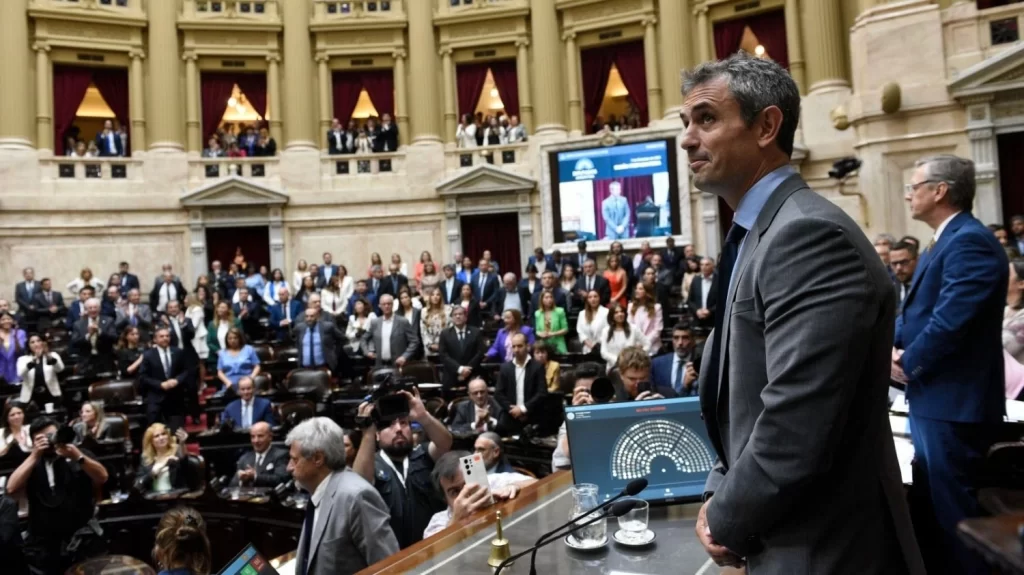 El presidente de la Cámara baja, Martín Ménem, oficializó la convocatoria a la nueva sesión especial en Diputados.