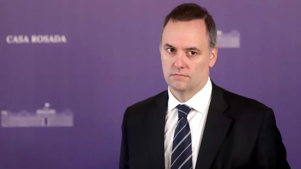 Manuel Adorni cruzó a la jueza laboral que suspendió las limitaciones del derecho a huelga.
