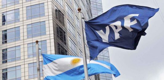 La jueza de Nueva York, Loretta Preska, ordenó a la Argentina ceder el 51% de las acciones de YPF a los fondos Burford y Eton Capital.