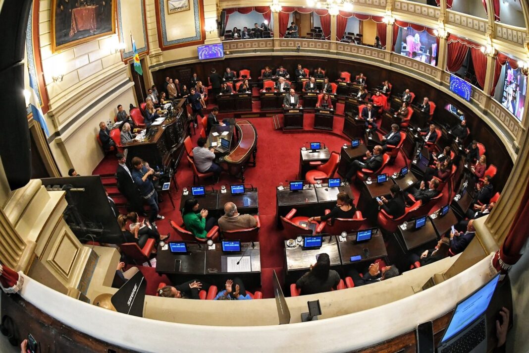 La senadora Sofía Vannelli presentó un proyecto de ley para reglamentar la ley de participación ciudadana en la Legislatura bonaerense.