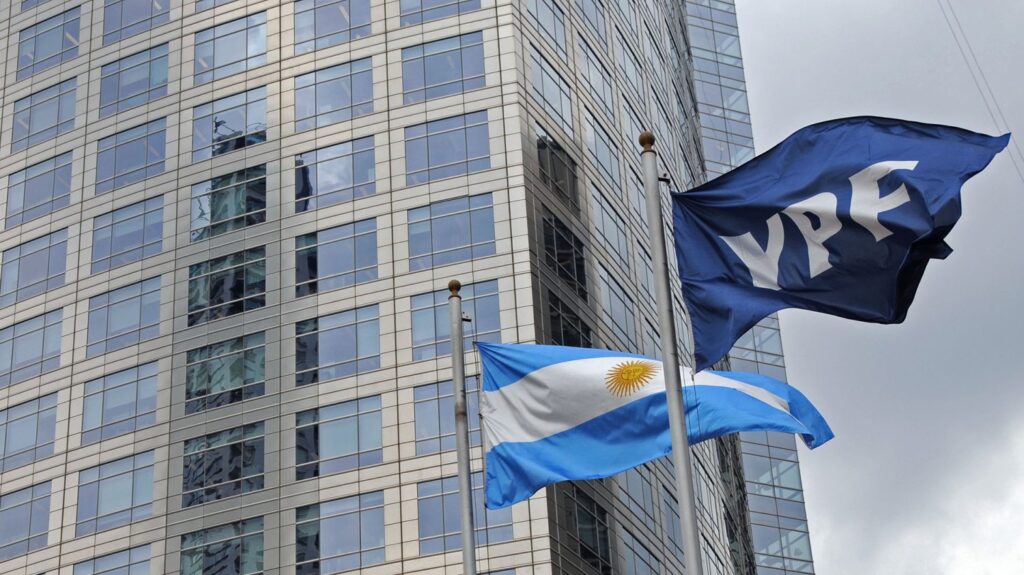 La justicia de Estados Unidos ordenó transferir el 51% de las acciones de YPF a los fondos Burford y Eton Capital.