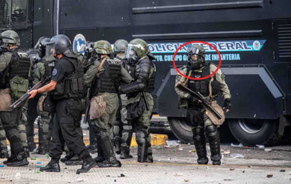 Videos grabados durante la represión muestran que el gendarme Guerrero disparó en línea recta y apuntó directamente hacia Pablo Grillo.