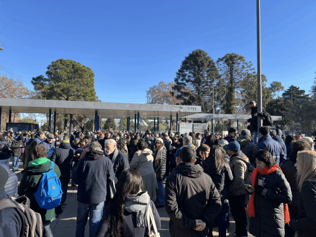Trabajadores realizaron un abrazo simbólico para defender al INTI de la motosierra de Javier Milei.