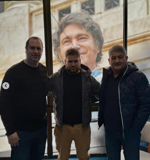 Escobar: Patti junto a Francesco y al armador libertario de la Primera, Ramón Vera.