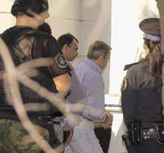 El exintendente de Escobar, Luis Patti, siendo detenido en noviembre de 2008.