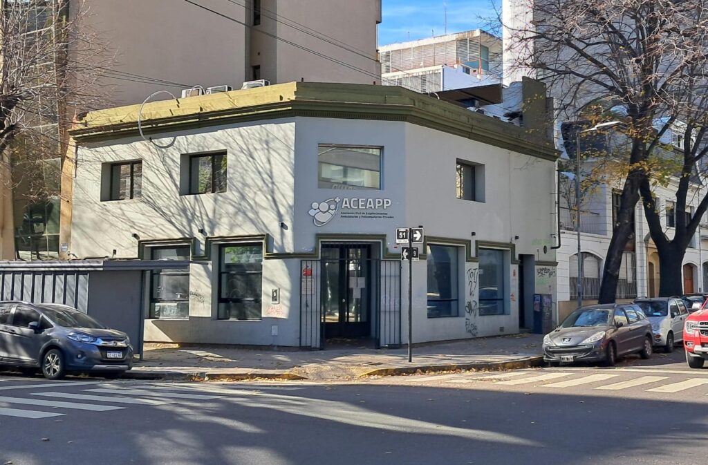 La sede de ACEAPP en La Plata, uno de los organismos más apuntados por los afiliados del IOMA.
