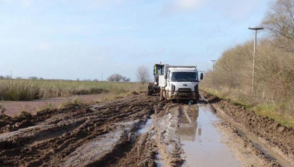 Productores agropecuarios de Carlos Casares cruzaron al intendente, Daniel Stadnik, por el mal estado de los caminos rurales y la falta de respuestas institucionales.