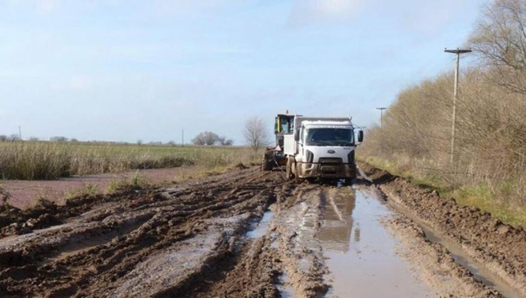 Productores agropecuarios de Carlos Casares cruzaron al intendente, Daniel Stadnik, por el mal estado de los caminos rurales y la falta de respuestas institucionales.