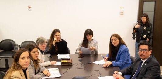 La comisión de Educación de la Cámara de Diputados bonaerense aprobó un proyecto que limita el uso de celulares en escuelas secundarias.