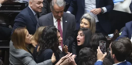 Diputados kirchneristas y libertarios se tiraron con de todo en el recinto y el presidente de la Cámara Baja, Martín Menem, levantó la sesión por falta de quórum.