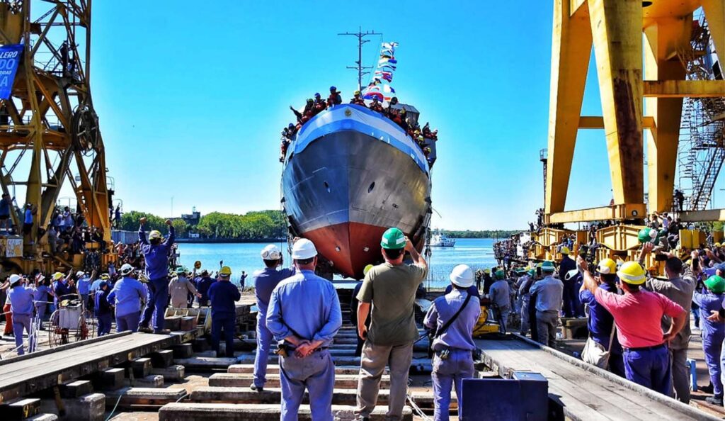 El Astillero radicado en Ensenada no sólo se dedica a la industria naval, sino que también coopera con la Provincia en el desarrollo de obras públicas.