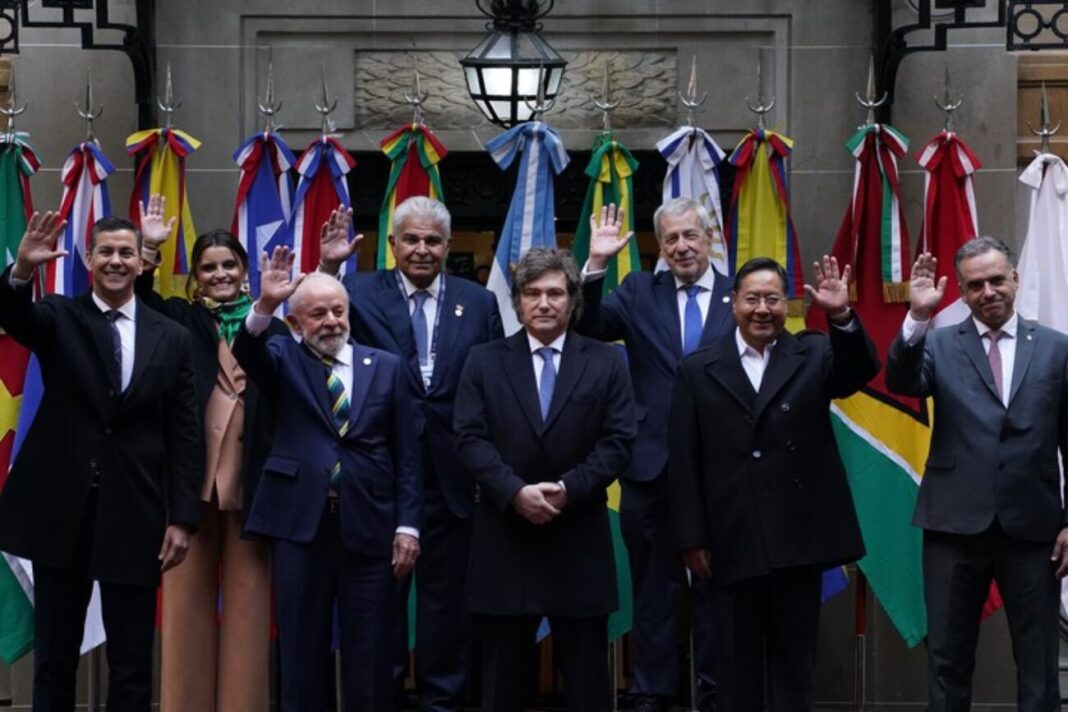 En la Cumbre del Mercosur Javier Milei volvió a poner en el centro de la escena su postura aperturista y liberal frente al bloque regional.
