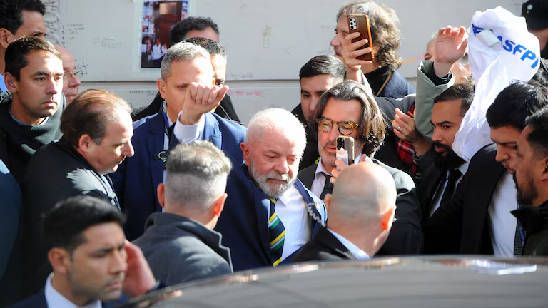 Lula da Silva retirandose del domicilio de la ex presidenta Cristina Kirchner.