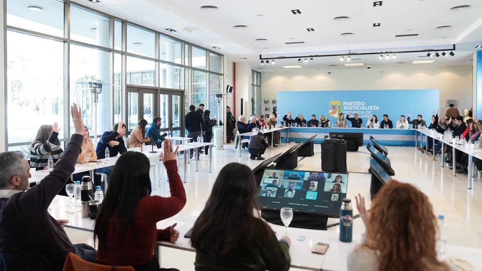 El titular del PJ bonaerense, Máximo Kirchner, convocó a un Congreso partidario para el próximo sábado con el fin de avanzar en la unidad de cara a las elecciones legislativas.