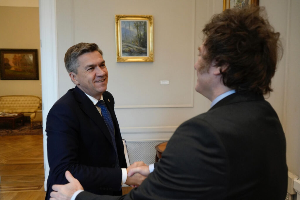 El gobernador de Chaco, Leandro Zdero, junto a Javier Milei.