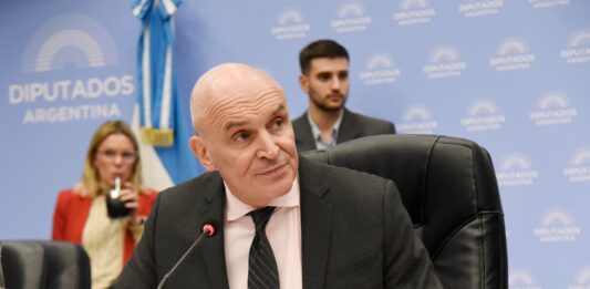 Tras lograr el emplazamiento en comisión, diputados de la oposición tratan este martes los proyectos para declarar la emergencia en el Garrahan y las universidades.