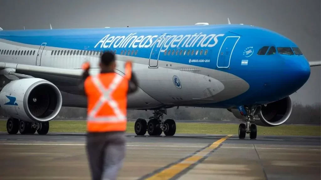 Castello busca derogar la ley que obliga a funcionarios públicos a viajar en la empresa estatal Aerolíneas Argentinas.