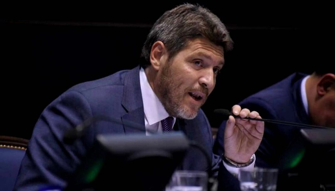 Guillermo Castello presentó el sexto proyecto del plan de desregulación provincial que apunta a los viajes de los funcionarios públicos.