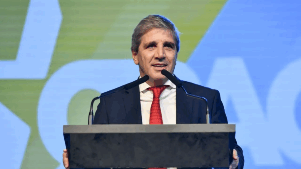 El ministro de Economía, Luis Caputo, anunció una batería de medidas para acumular reservas.
