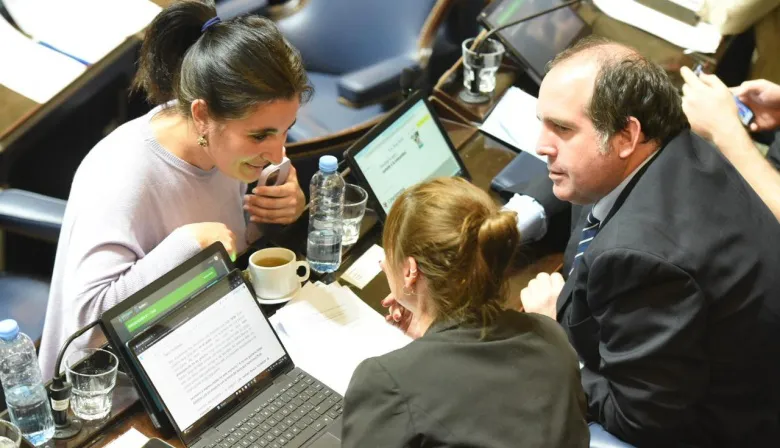 Los legisladores de la Coalición Cívica bonaerense, Luciano Bugallo, Mariel Etchecoin y Romina Braga, impulsores de la ley de Extinción de Dominio provincial.