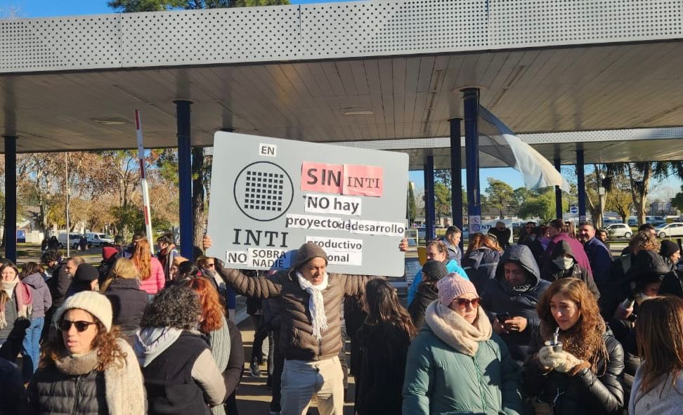 Trabajadores realizan protestas para defender al INTI ante los recortes impulsados por Javier Milei.