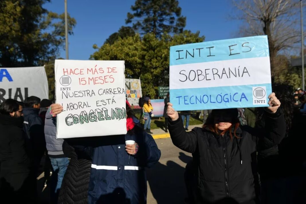 Trabajadores del INTI intentaron cortar General Paz, pero la policía impidió la protesta.