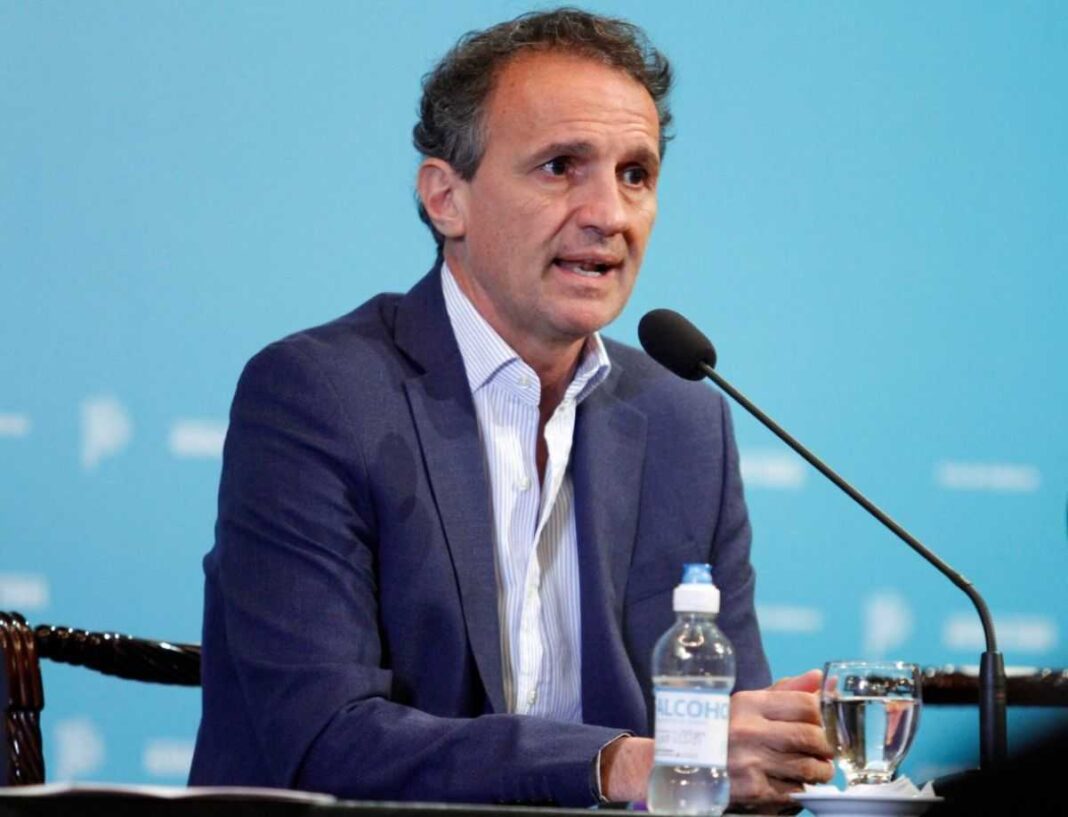 El ministro bonaerense, Gabriel Katopodis, advirtió que Javier Milei “desguaza” el sistema de infraestructura vial y deja al país “al abandono”.