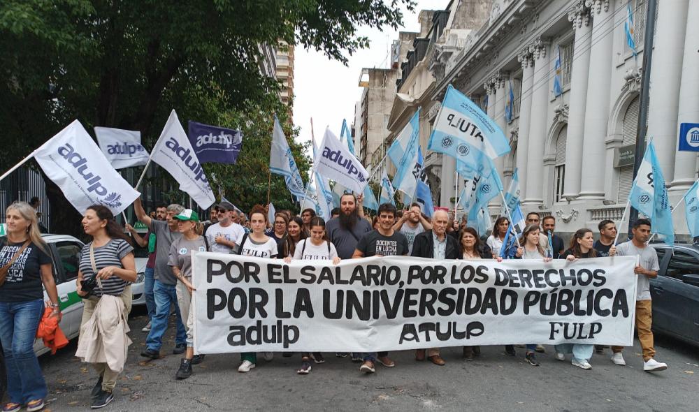 docentes universitarios ADULP Estudiantes, docentes y no docentes de la UNLP encabezaron este martes una movilización para exigir más presupuesto para las universidades nacionales.