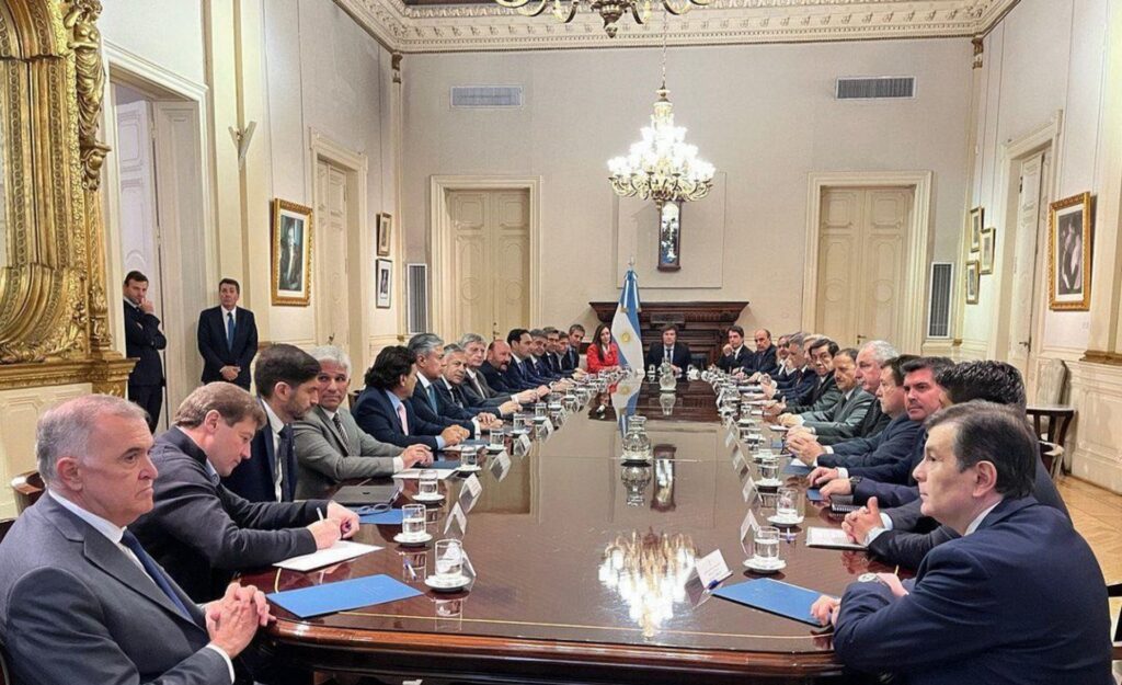 Javier Milei denunció que los gobernadores buscan “destruir” al Gobierno nacional y “romper todo” y reavivaron el enfrentamiento político.