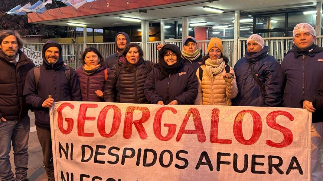 Trabajadores despedidos de Georgalos apuntan contra Kicillof y el Ministerio de Trabajo bonaerense por el incumplimiento de la empresa a la conciliación obligatoria.