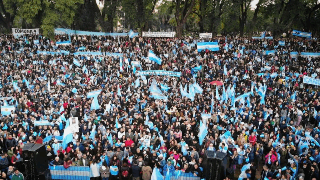 Cristina Kirchner reapareció este 9 de Julio con una dura advertencia sobre el rumbo económico del Gobierno de Javier Milei.