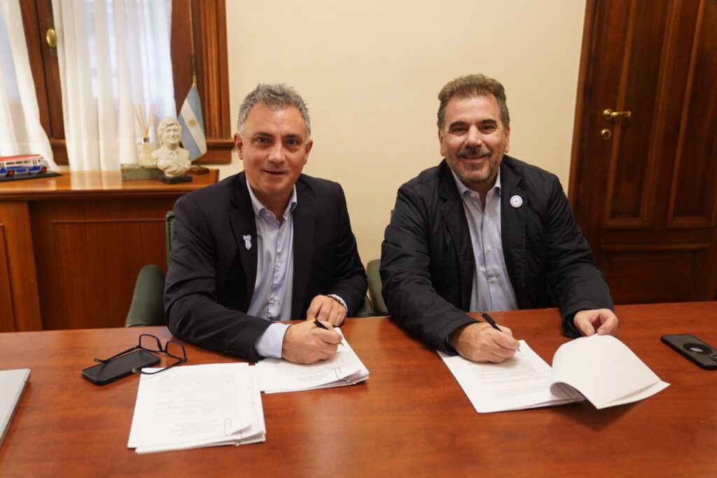 Los titulares de La Libertad Avanza y el PRO, Sebastián Pareja y Cristian Ritondo, firmando el acuerdo electoral.
