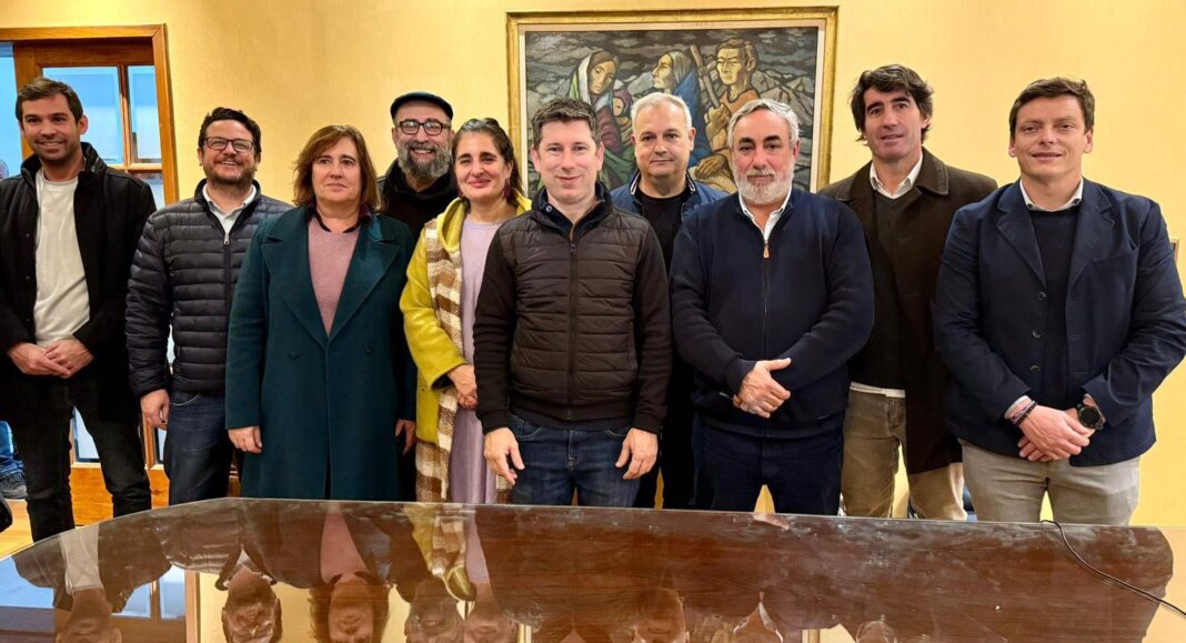 La UCR bonaerense acordó con la Coalición Cívica, el GEN, el monzoismo, Manes y sectores peronistas no K competir bajo el sello Somos Buenos Aires.