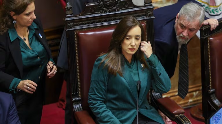 La vicepresidenta y titular del Senado, Victoria Villarruel intentó postergar la sesión sin éxito.