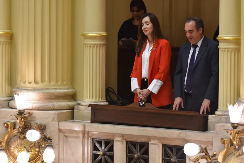 Victoria Villarruel, junto al secretario parlamentario, Agustín Giustinian.