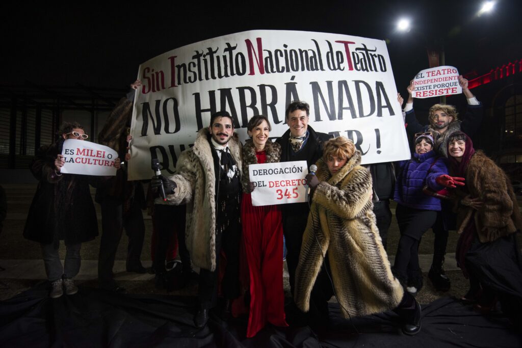 La comunidad teatral argentina manifiesta su reclamo ante las modificaciones del Institutos Nacional del Teatro con abrazos simbólicos a la entidad, funciones a la gorra y manifestaciones artísticas.