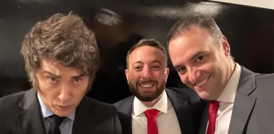 El presidente Javier Milei encabeza un acto en la Fundación Faro junto al ideólogo de la batalla cultural del gobierno, Agustín Laje, tras el veto a los jubilados.