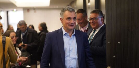 El titular de La Libertad Avanza bonaerense, Sebastián Pareja, reveló que tiene "una charla pendiente" con el radical Maximiliano Abad.