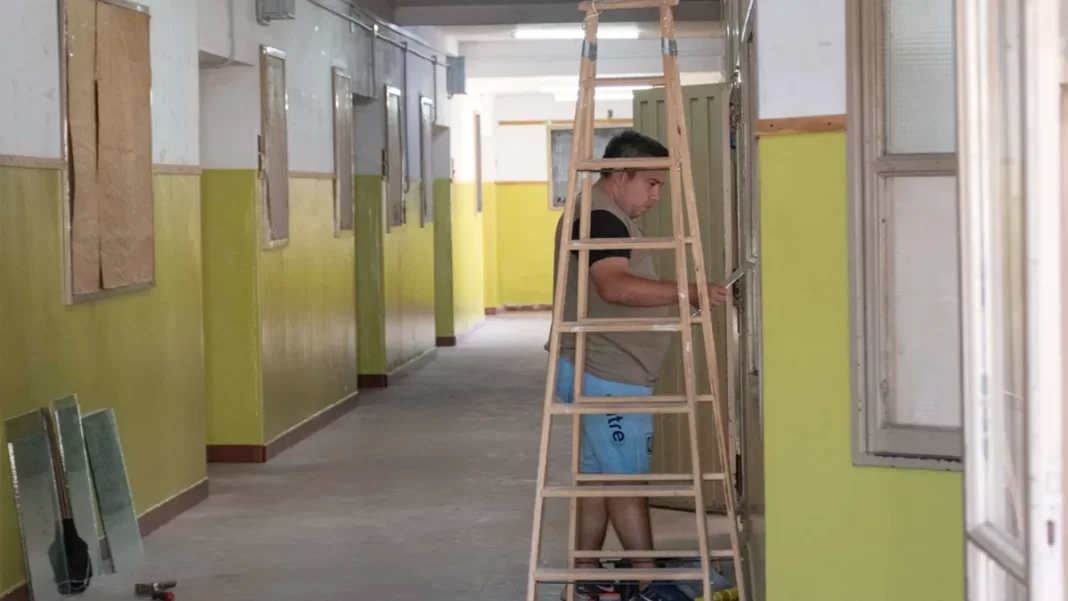 Diputados bonaerenses del PRO alertaron por recortes del 50% en el fondo compensador destinado al mantenimiento y reparación de las escuelas.