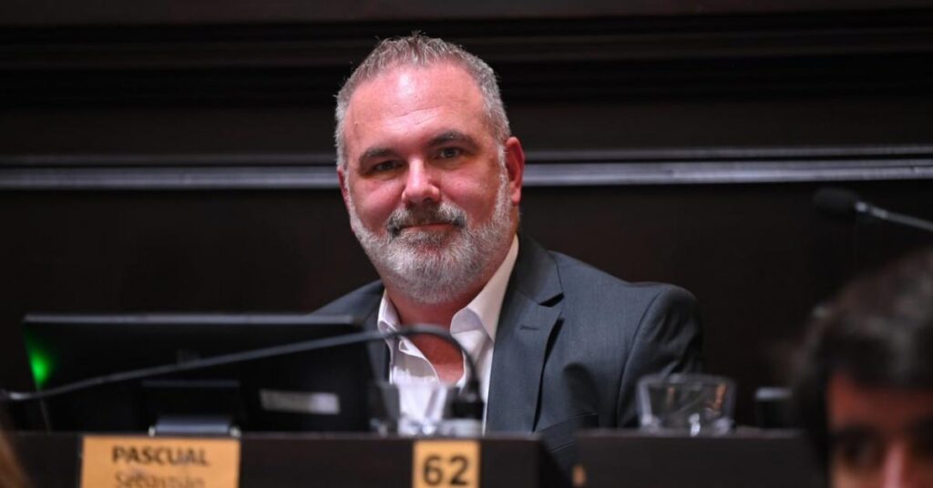 El diputado de La Libertad Avanza, Sebastián Pascual, propuso prohibir la venta de combustible para los vehículos que no tengan patentes.