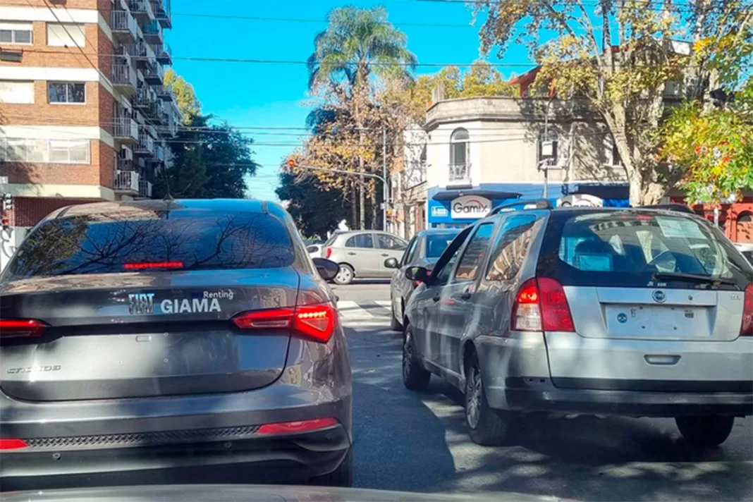 El diputado bonaerense de La Libertad Avanza, Sebastián Pascual, propuso prohibir la venta de combustible para los vehículos que no tengan patentes.