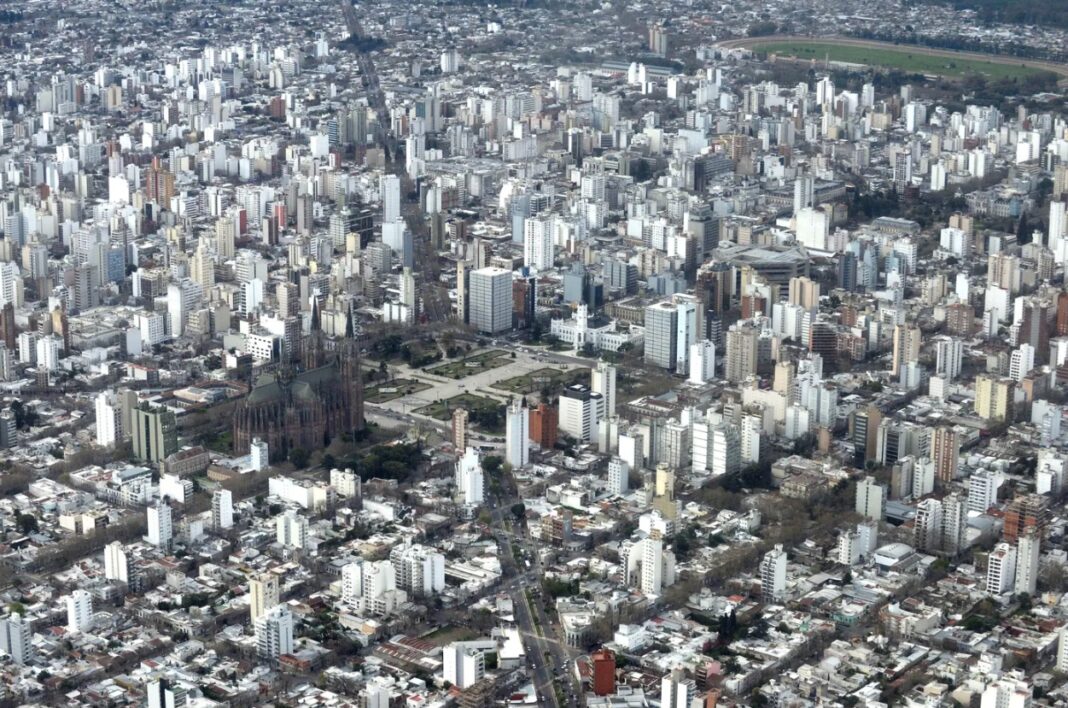 Valentín Mauro desafía a pensar la autonomía de La Plata.