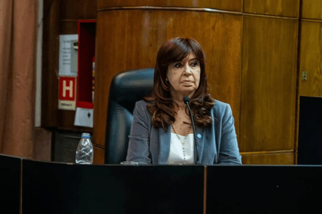 Cristina Kirchner debutará este domingo con un microprograma radial desde su casa en Constitución, donde cumple prisión domiciliaria.