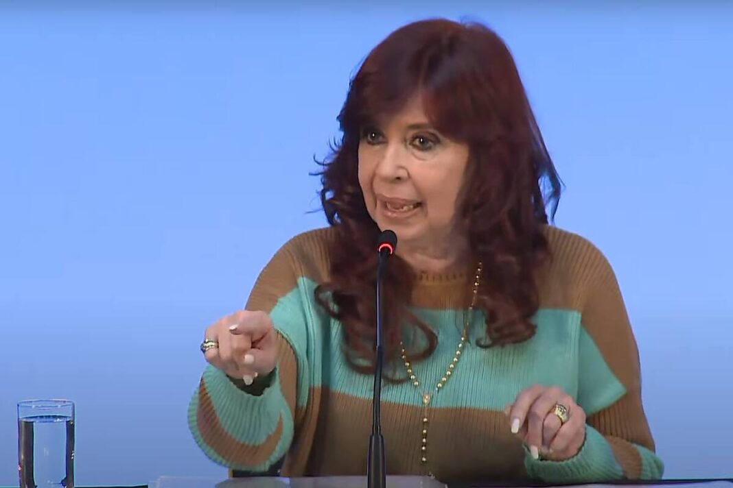 Cristina Kirchner debutará este domingo con un microprograma radial desde su casa en Constitución, donde cumple prisión domiciliaria por la causa Vialidad.